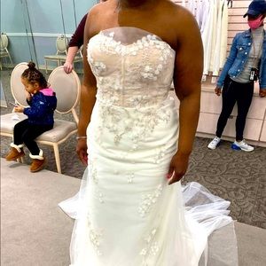 David’s Bridal wedding dress size 16